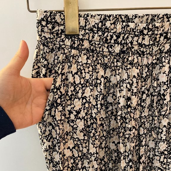 Floral Tapered Pants - Picture 3 of 6